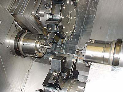 Arbeitsraum eines CNC-Drehautomaten und mit Werkzeugen bestückte Revolver